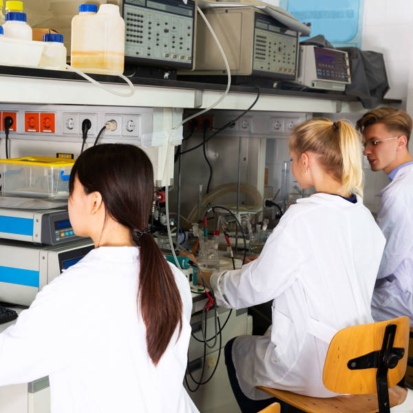 Student scientists in academic lab conducting research supported by cryogenic LN₂ systems